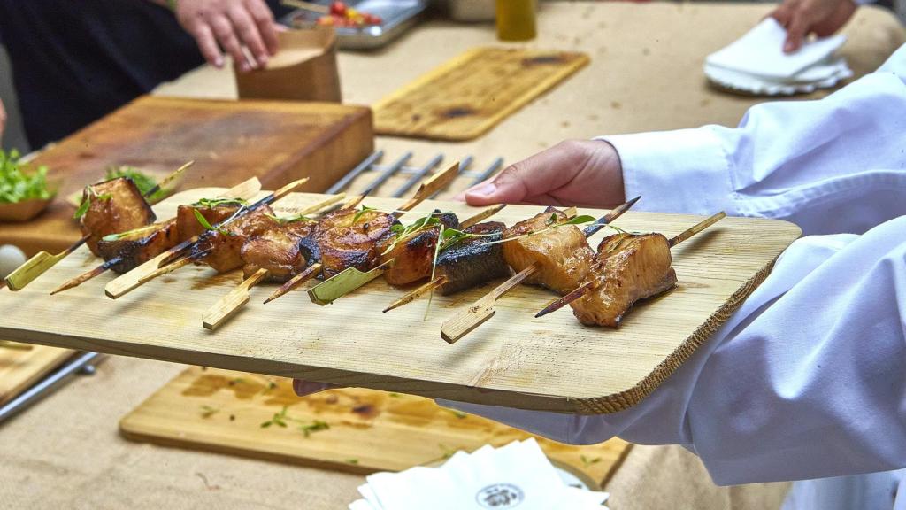 Yakitori de Salmón Salvaje Rojo a la robata de Josper