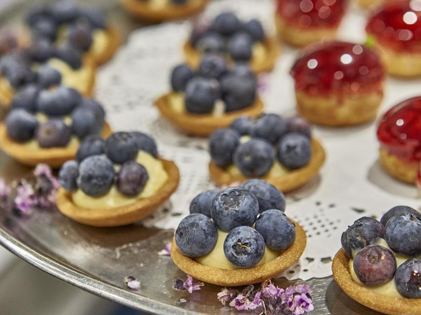 Tartaletas de cremoso de violetas con arándanos y Choux con caramelo de frambuesa de Moulin Chocolat