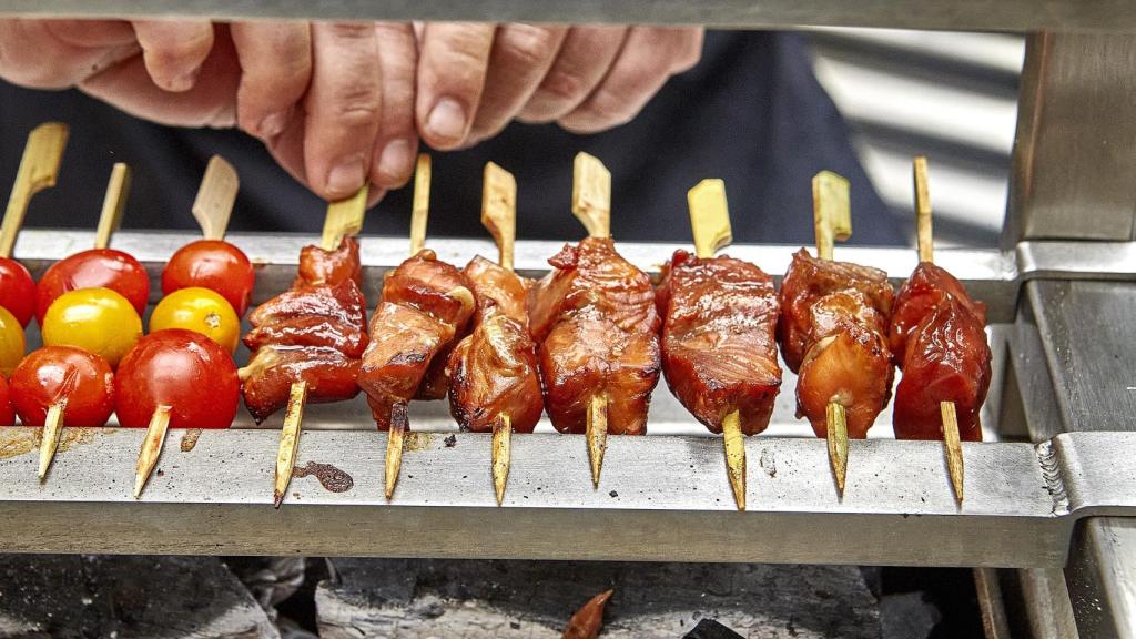 Yakitori de Salmón Salvaje Rojo y Brochetas de tomates cherry a la robata de Josper