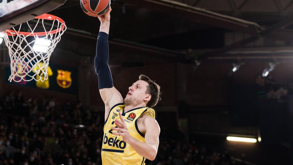 Jan Vesely anotando una canasta ante el Barça
