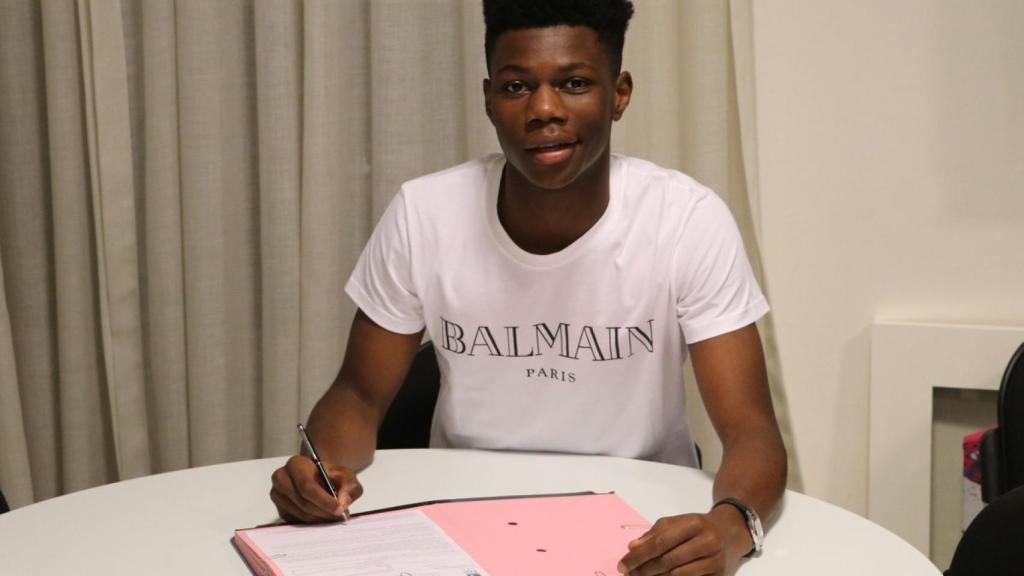 Aurélien Tchouameni firmando su primer contrato profesional con el Girondins de Burdeos