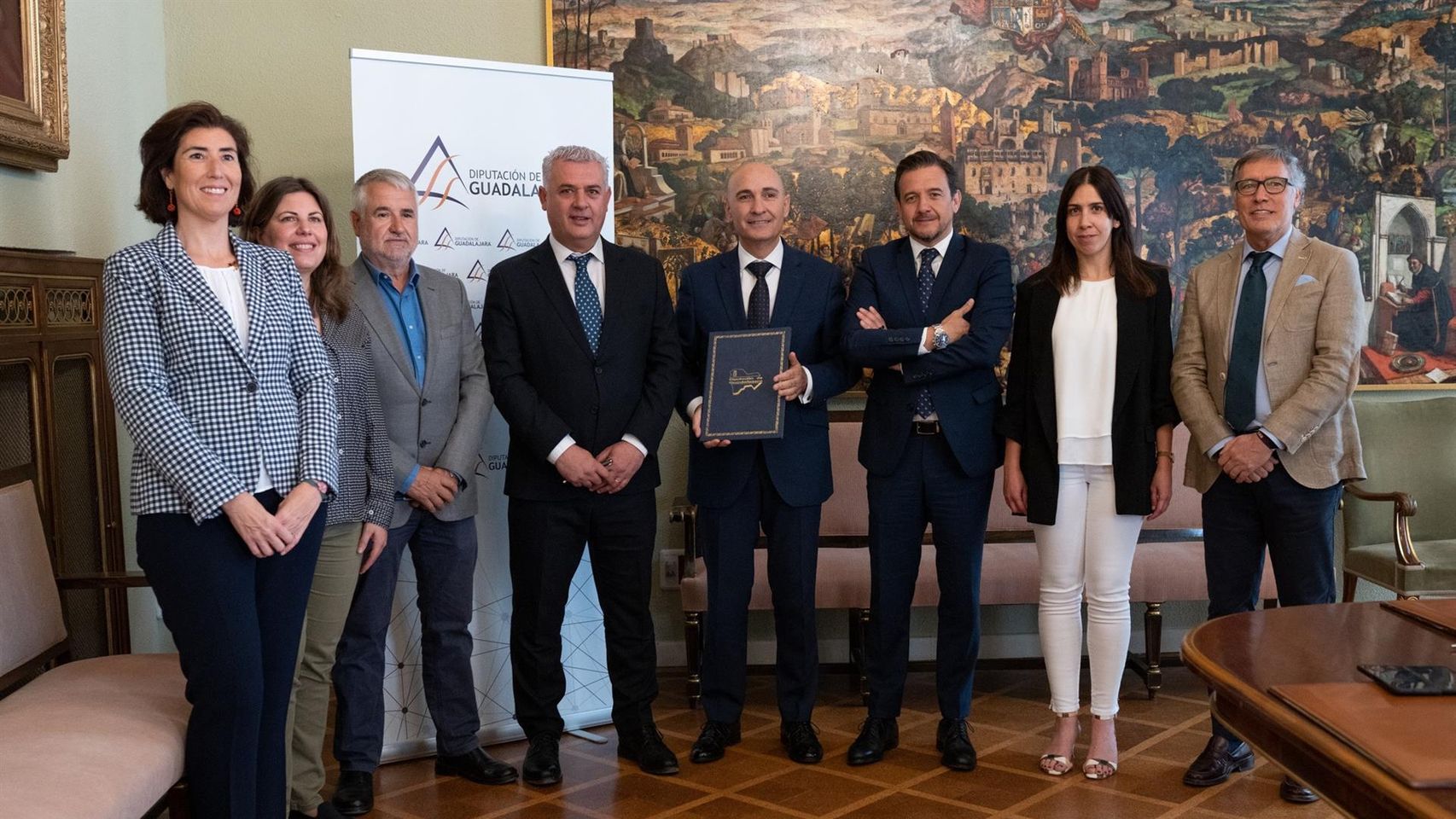 Diputación y CaixaBank firman el contrato para instalar cajeros automáticos.