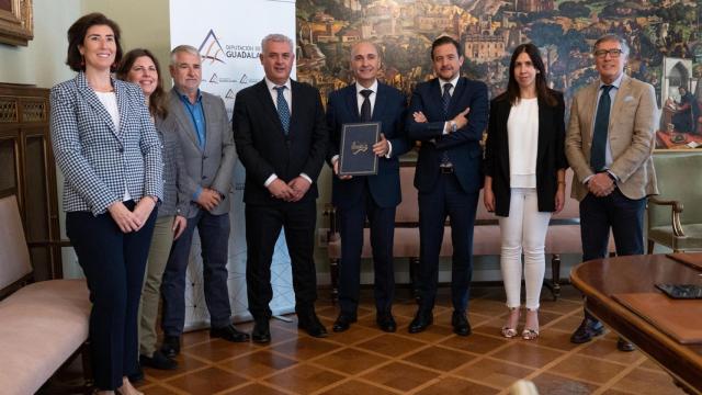 Diputación y CaixaBank firman el contrato para instalar cajeros automáticos.