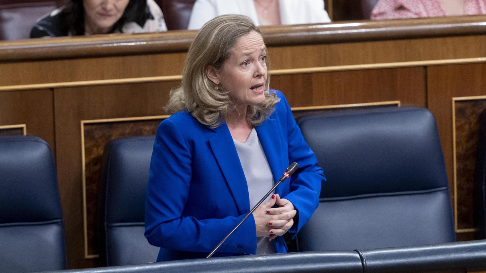 La vicepresidenta primera y ministra de Asuntos Económicos y Transformación Digital, Nadia Calviño, interviene en la sesión plenaria en el Congreso de los Diputados, a 25 de mayo de 2022