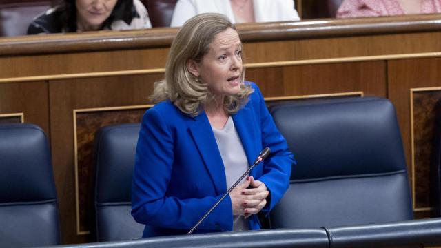 La vicepresidenta primera y ministra de Asuntos Económicos y Transformación Digital, Nadia Calviño, interviene en la sesión plenaria en el Congreso de los Diputados, a 25 de mayo de 2022