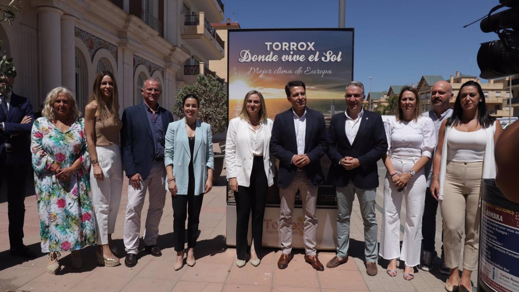 Las autoridades políticas después de reunirse con promotores del puerto deportivo.