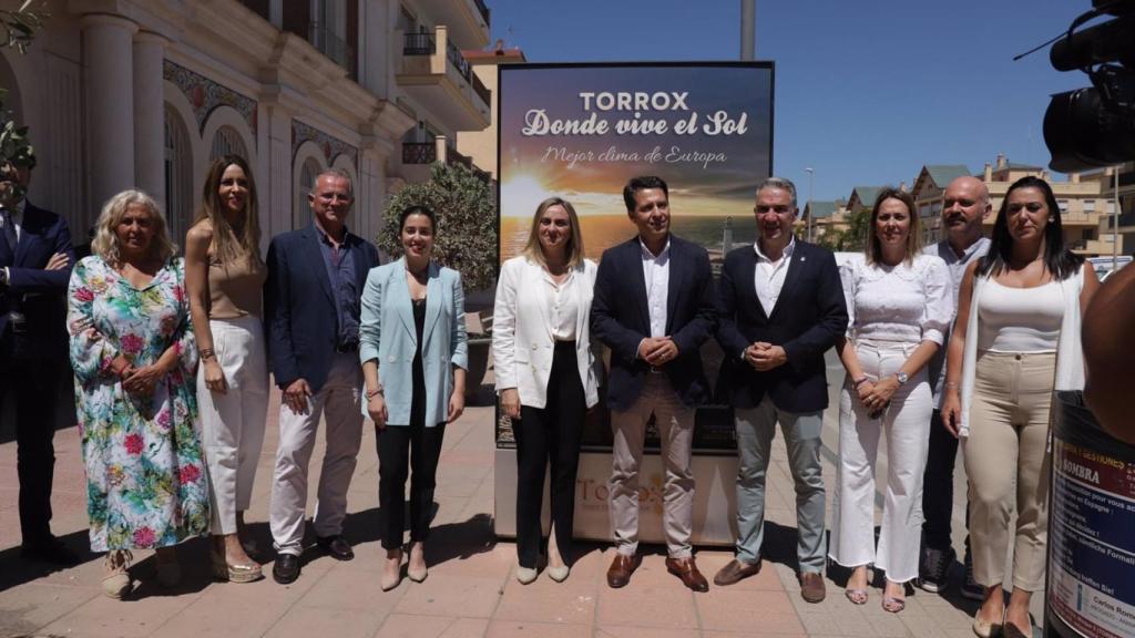 Las autoridades políticas después de reunirse con promotores del puerto deportivo.