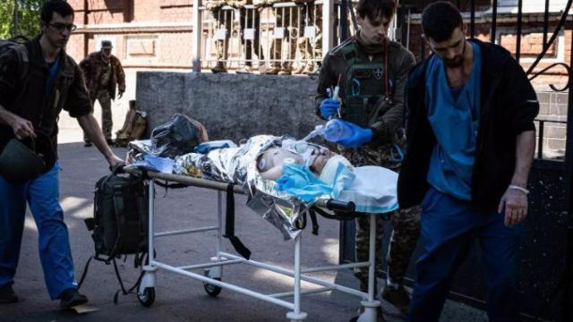 Un herido en la localidad de Bajmut, en Ucrania.