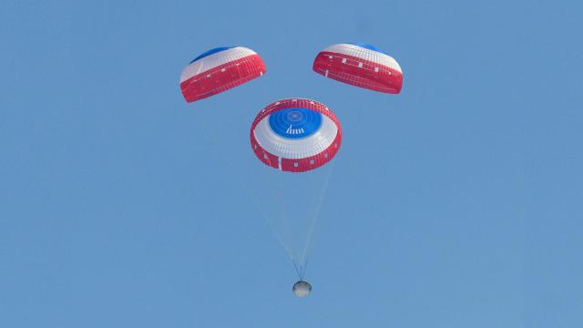 Starliner aterrizando en su primer vuelo sin tripulación