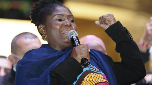 Francia Márquez levanta el puño, un gesto que ha hecho suyo, en un acto de campaña.