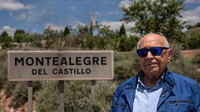 Sinforiano Montes, alcalde de la localidad, posa para esta revista.