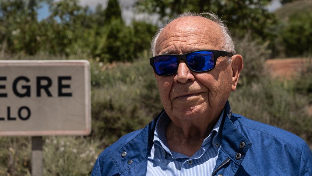 Sinforiano Montes, alcalde de la localidad, posa para esta revista.