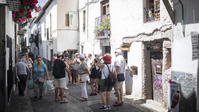 Un grupo de turistas, delante de una casa okupada desde hace 12 años.