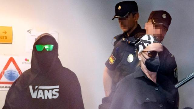 El Cuco y su madre, Rosalía García, a su llegada de los juzgados de Sevilla.