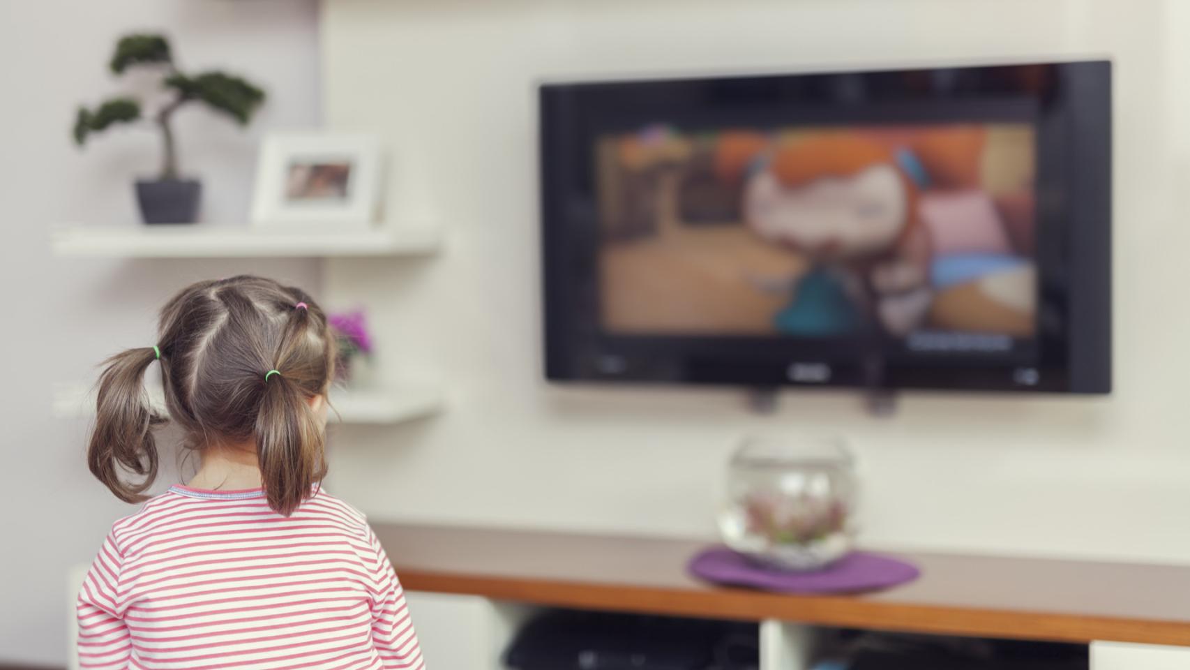 Niña, televisión, dibujos animados