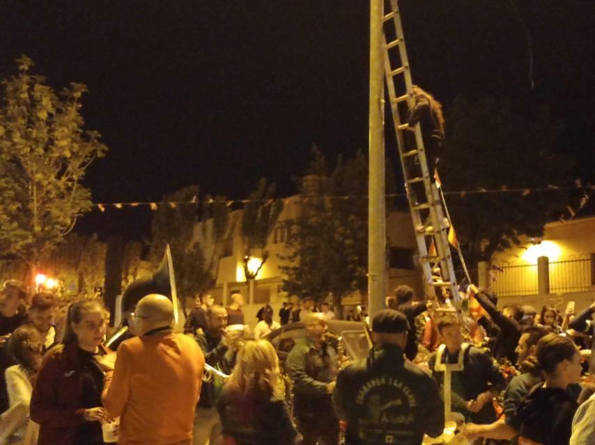 Cuelga de banderines por los quintos de Villamayor