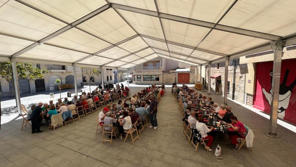 Comida en el Día de los Mayores de las fiestas de Villamayor