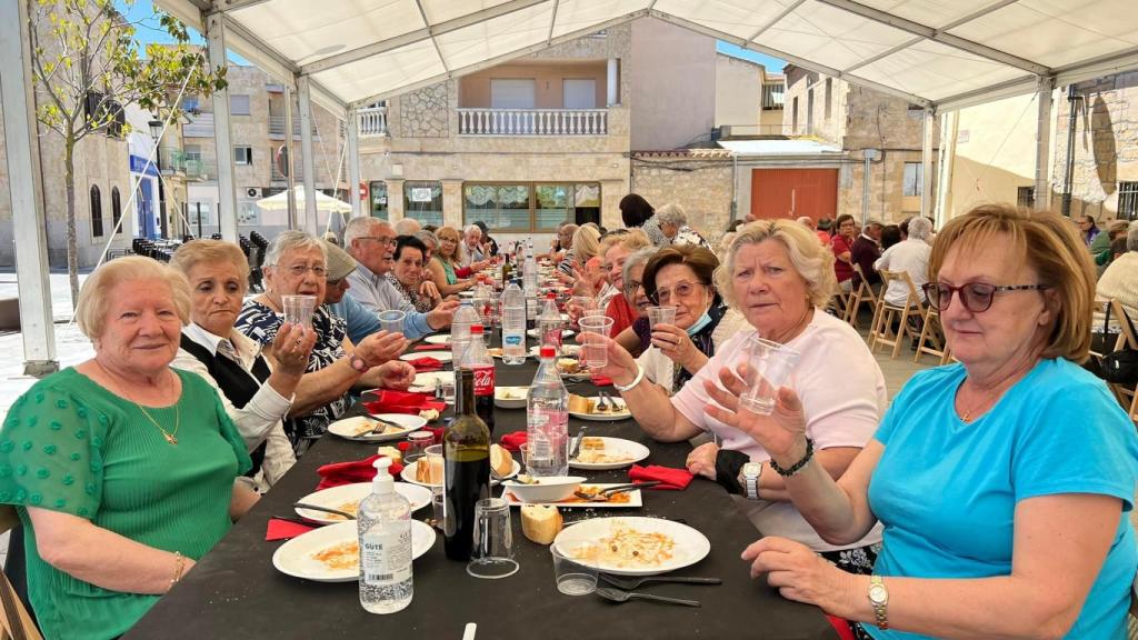 Comida en el Día de los Mayores de las fiestas de Villamayor