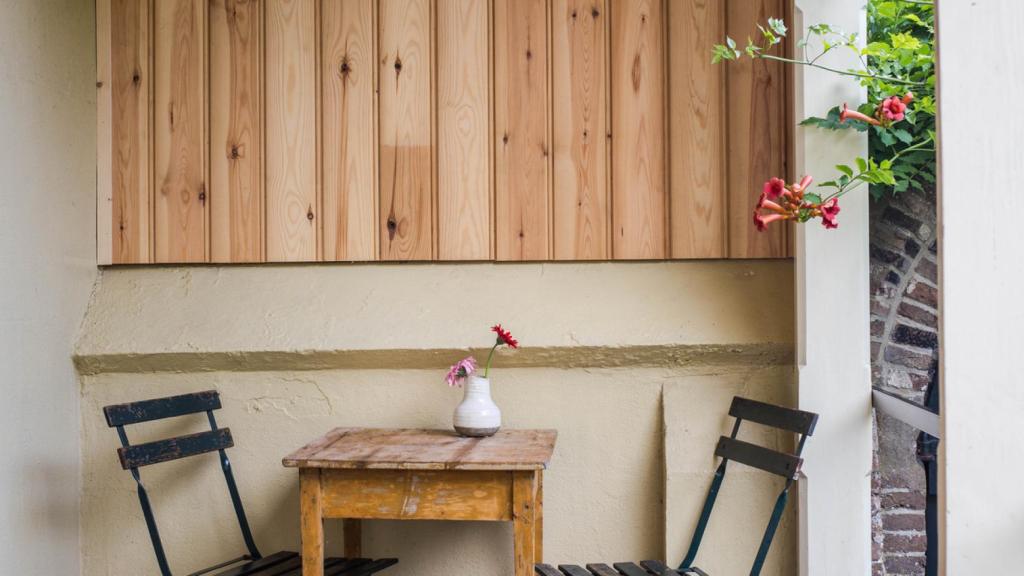 Una mesa y una silla es suficiente para crear un espacio Mindful home en el balcón.
