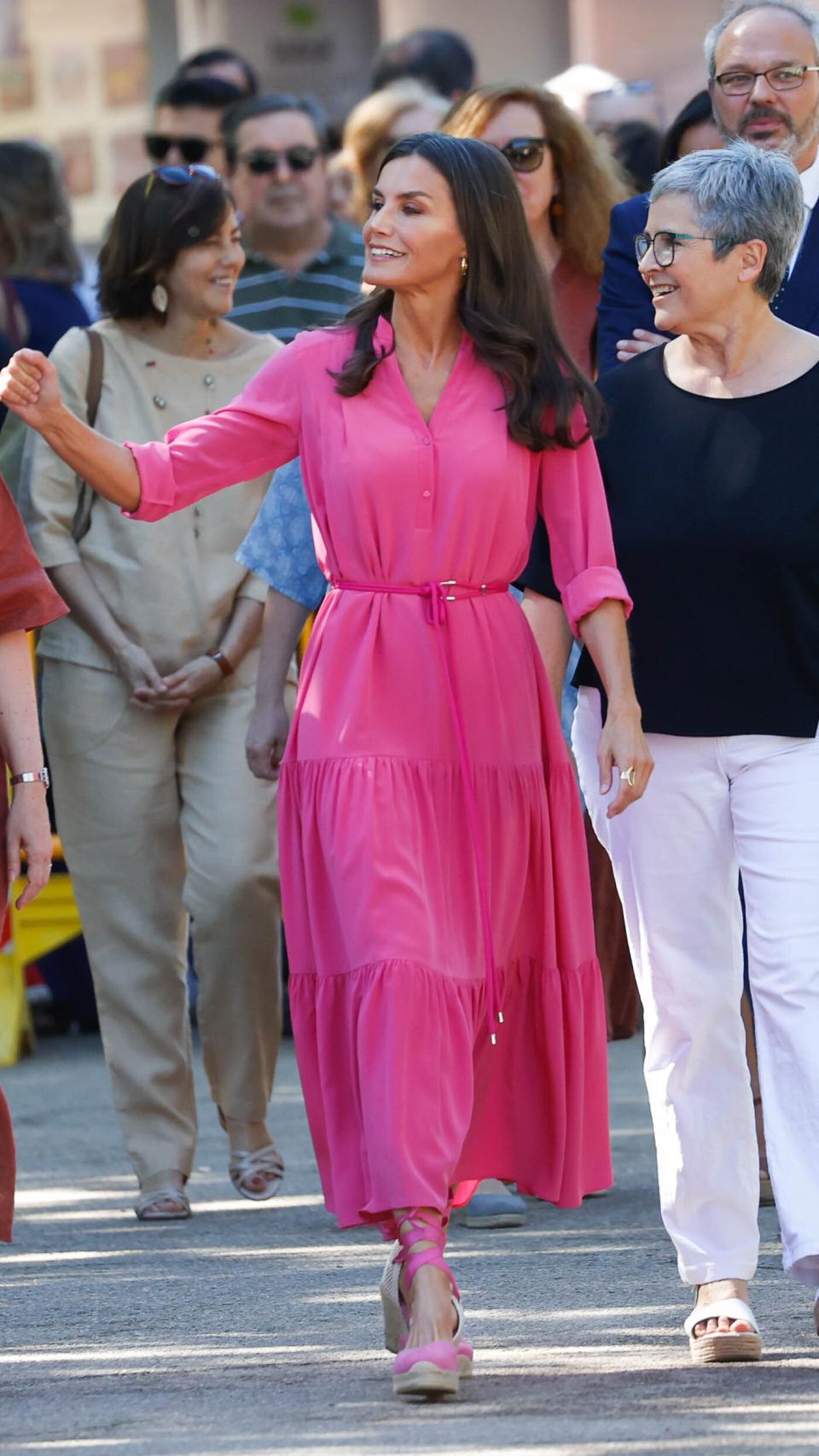 El 'outfit' que ha escogido la Reina para su visita, un año más, a la Feria del Libro de Madrid este viernes 27 de mayo de 2022.
