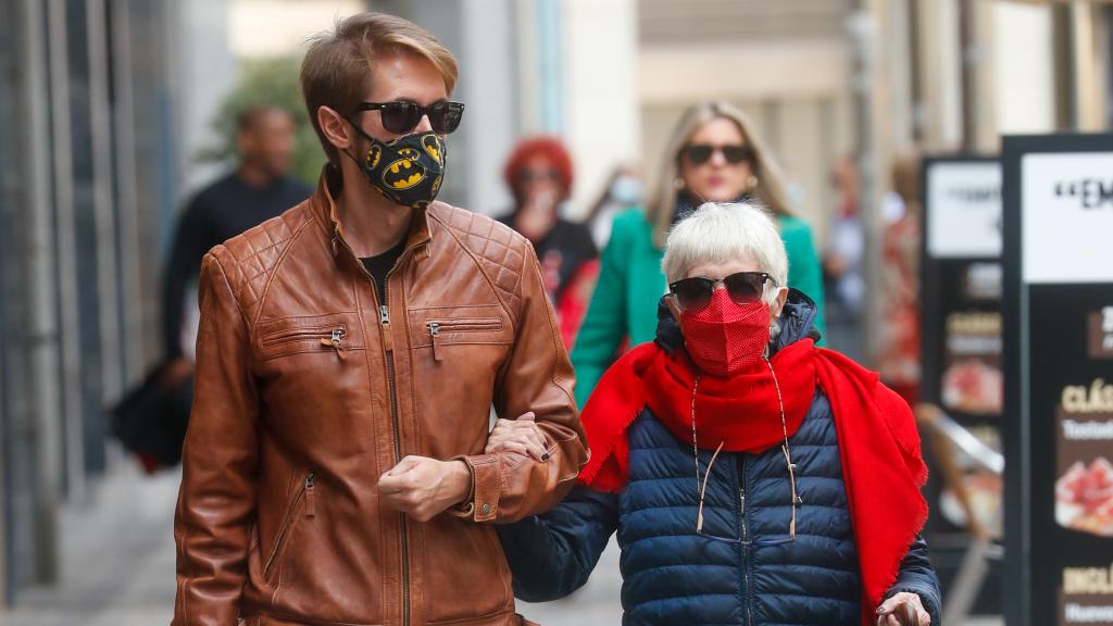 La artista Concha Velasco y su hijo, Manuel Martínez Velasco, por las calles de Logroño en 2021.