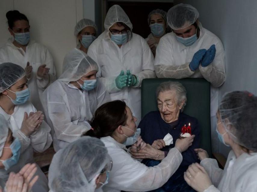 Una señora celebra su 98 cumpleaños en una residencia.