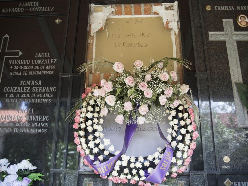 Foto tomada en abril de 2020 en el cementerio de Tomelloso. La rapidez en morir era tal que no daba tiempo a poner las lápidas. Aquí hay dos nichos ocupados por miembros de la misma familia.