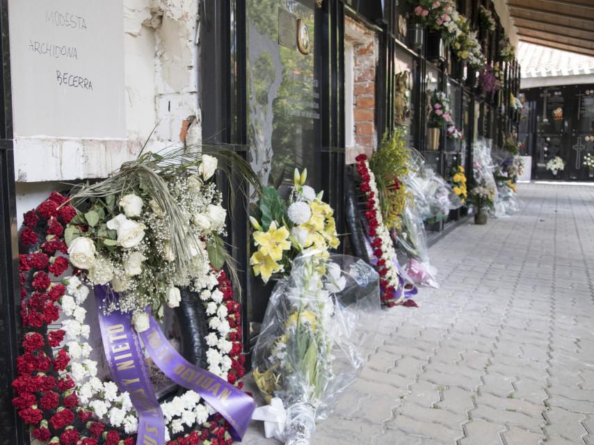 Pasear entonces por el cementerio de Tomelloso era una brutalidad: nichos vacíos o recién ocupados y cientos de flores aún frescas.