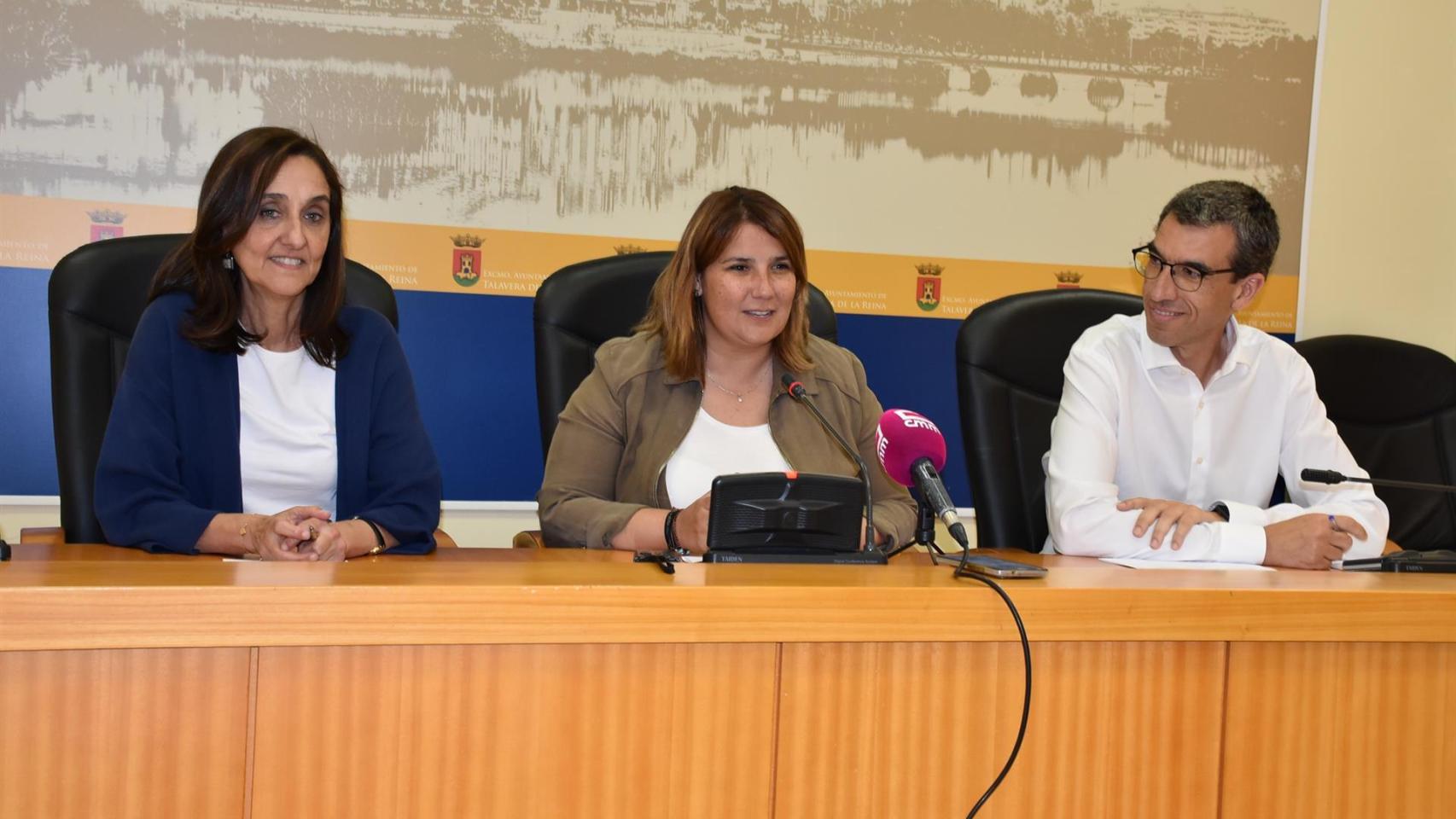 Flora Bellón, Tita García Elez y Luis Enrique Hidalgo, de izquierda a derecha.