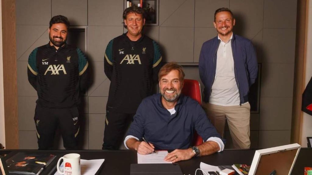 Jürgen Klopp y detrás, en el centro, Peter Krawietz