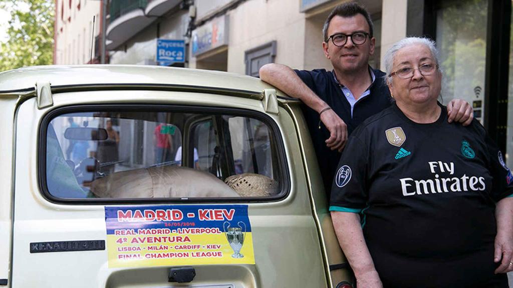 Miguel y su madre Fina, en el Renault 4 antes de partir a Kiev.