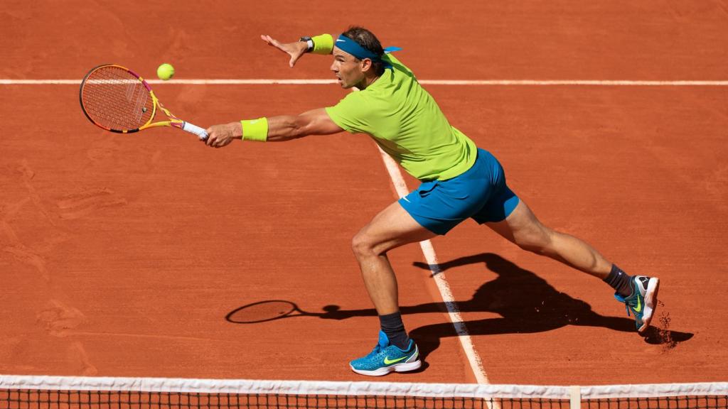 Rafa Nadal alcanza una pelota.