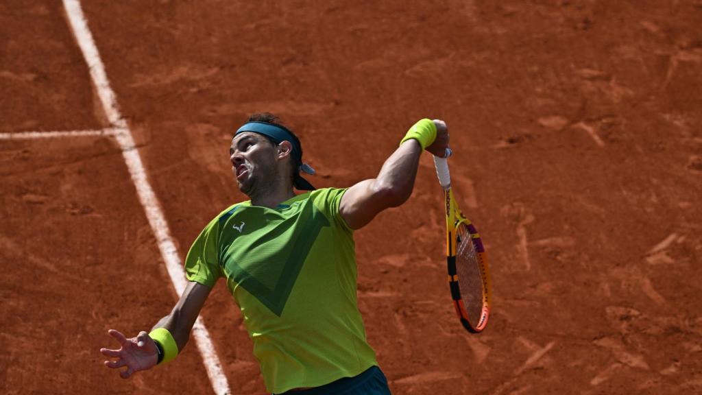 Rafa Nadal realiza un saque.