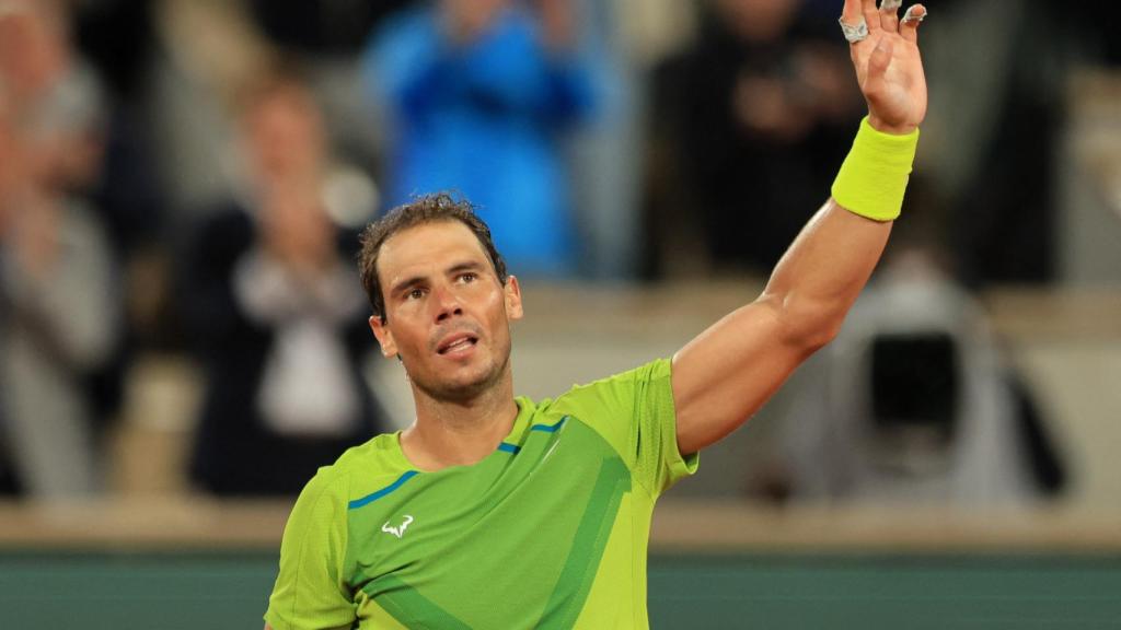 Rafa Nadal saluda al público de Roland Garros.