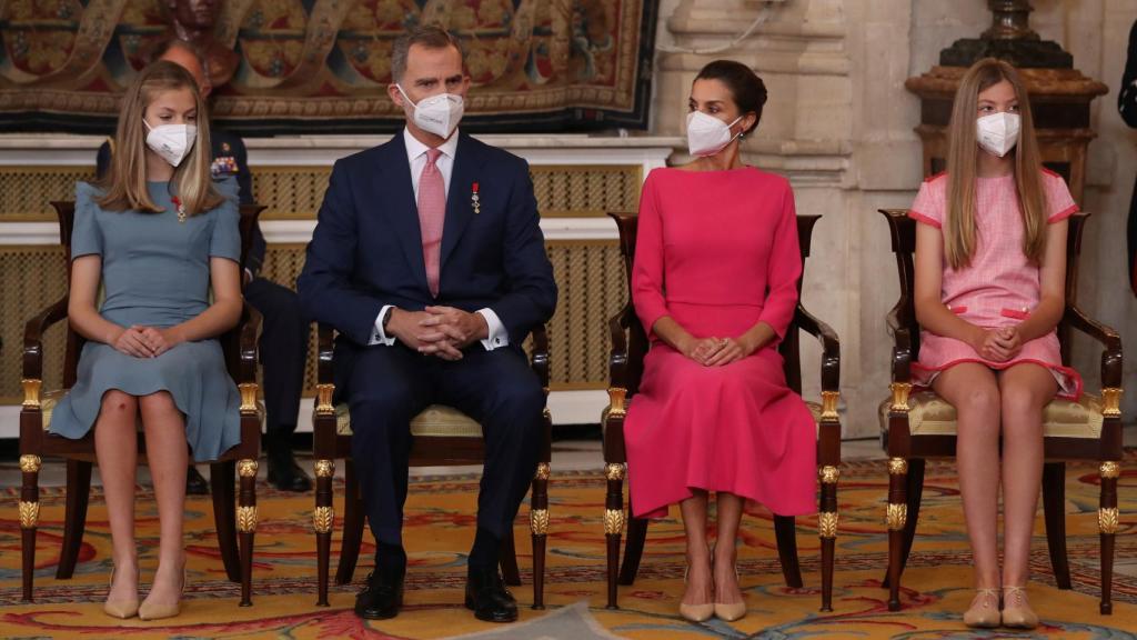 Los reyes de España junto a sus hijas, Leonor y Sofía, en una imagen de archivo.