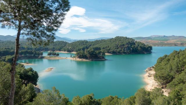 La playa de interior de Ardales cuenta con una bandera azul por su calidad.
