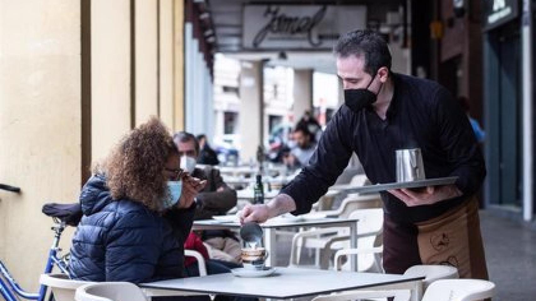 Un camarero sirve una mesa
