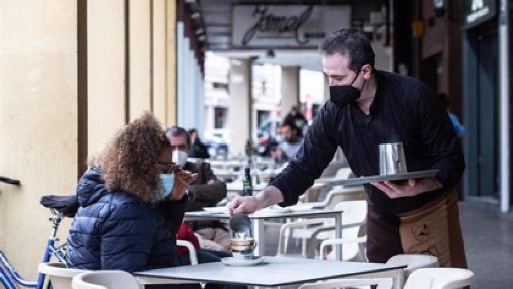 Un camarero sirve una mesa