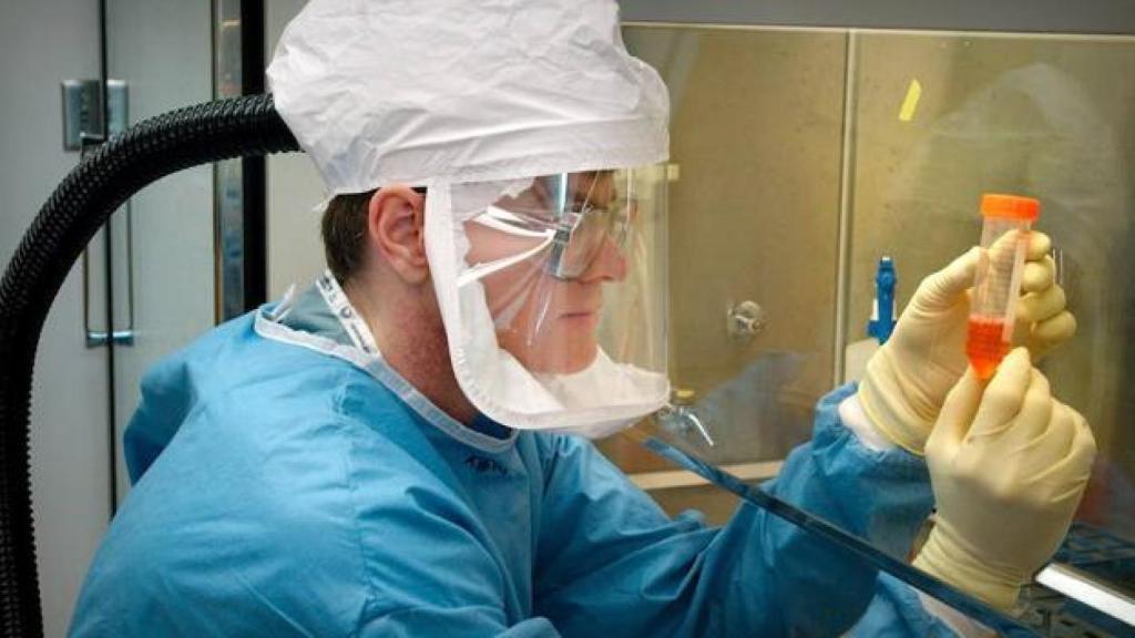 Un investigador del Centro Nacional de Enfermedades Infecciosas de Atlanta.