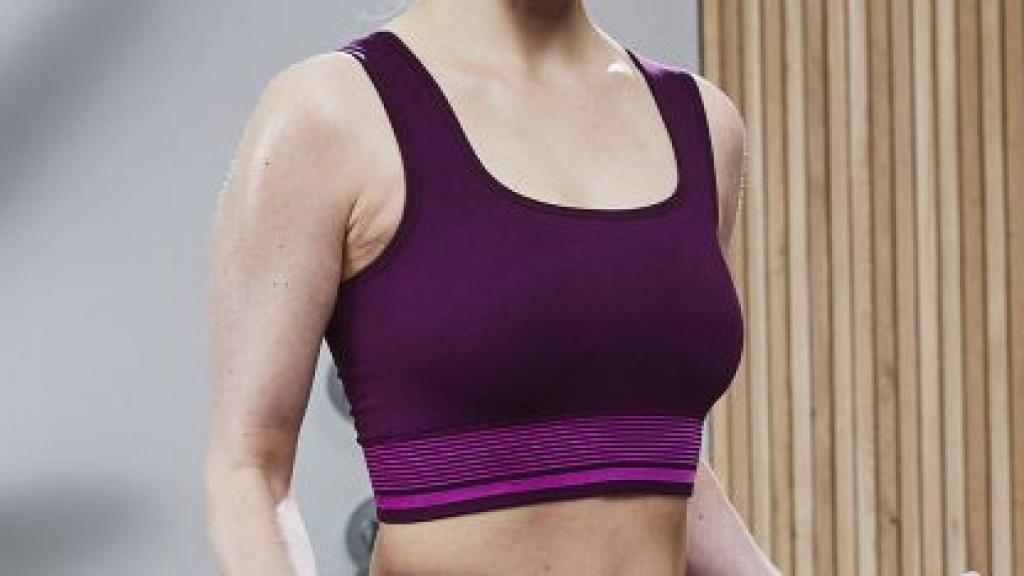 Una mujer usando el nuevo top deportivo de Aldi.