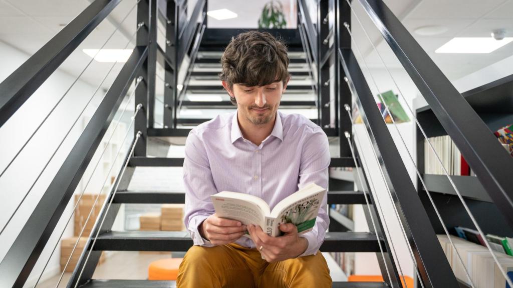 Halliday hojeando su libro.