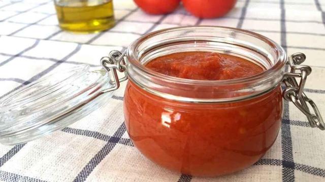 Un bote con tomate frito.