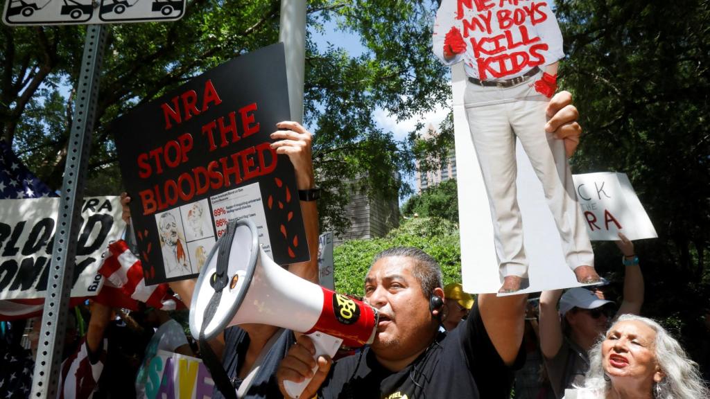 Miles de personas protestaron frente al centro de convenciones de Houston.