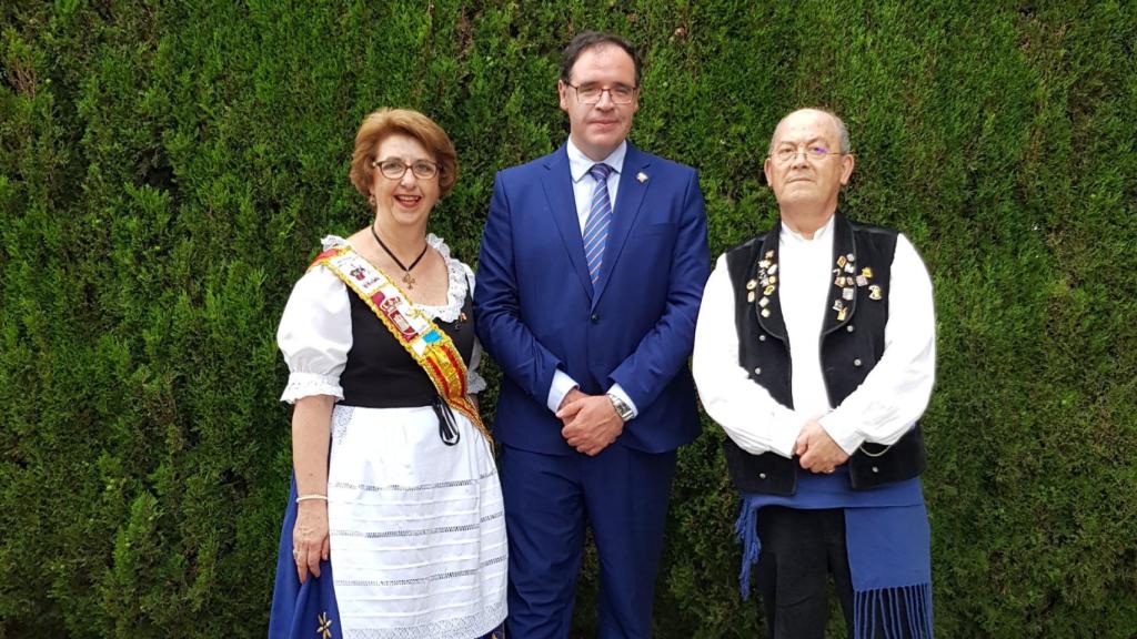 Benjamín Prieto entre la Dulcinea entrante Rosa Mari Gómez  y el Presidente 2018.