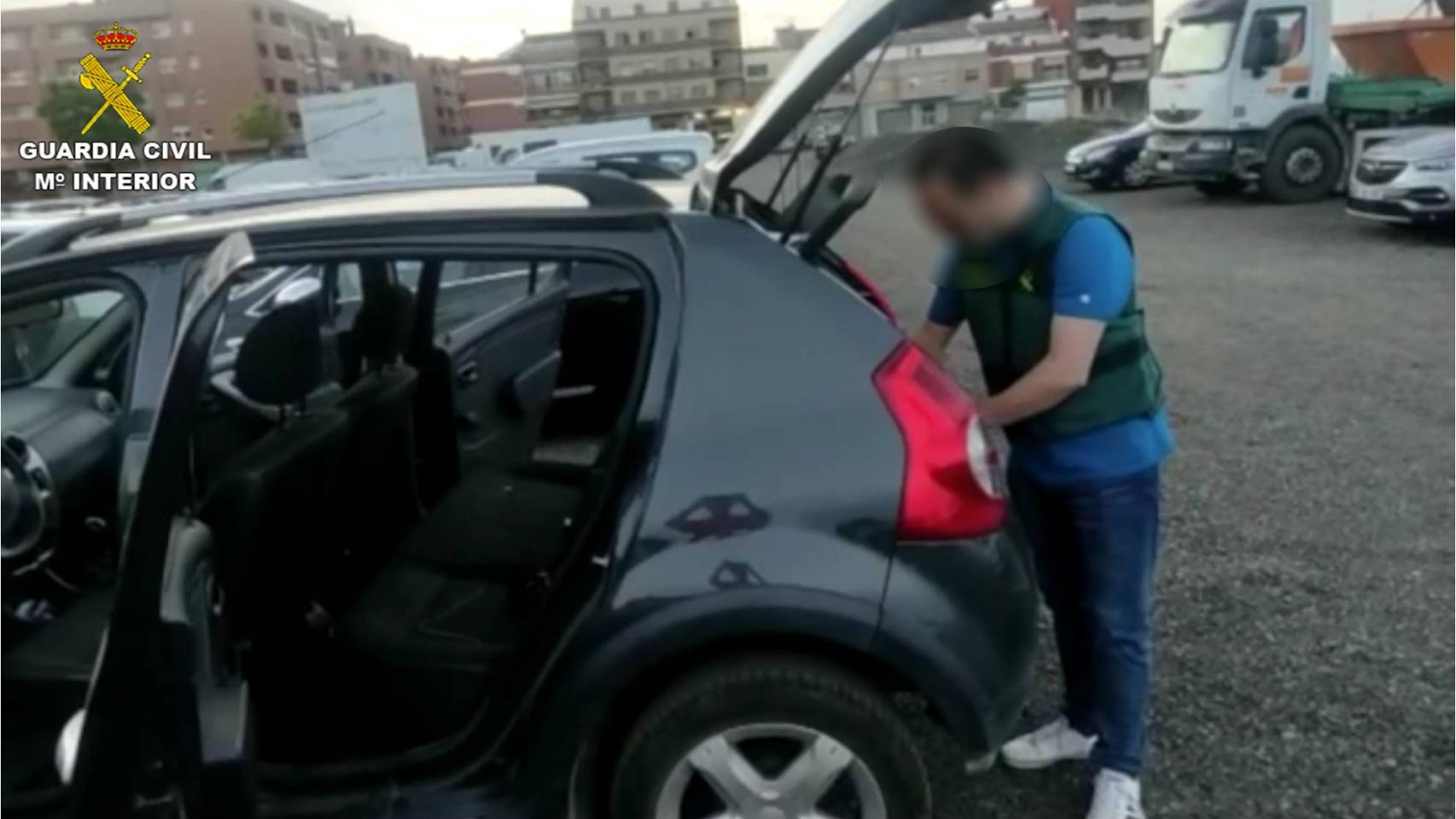 Un instante de la operación para detener a los responsables de la estafa.