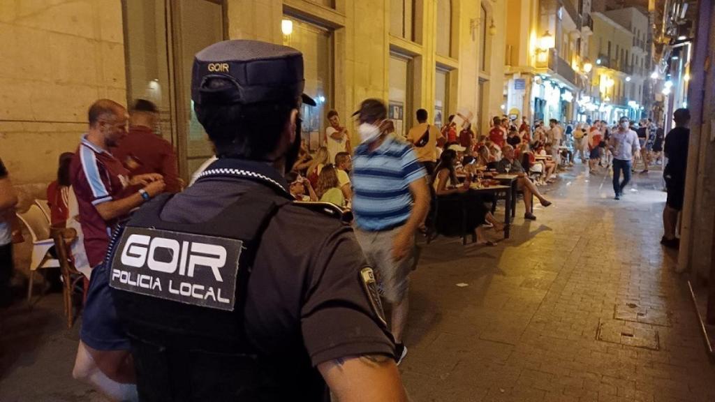 Un agente de patrulla por una de las zonas de ocio del centro de Alicante.