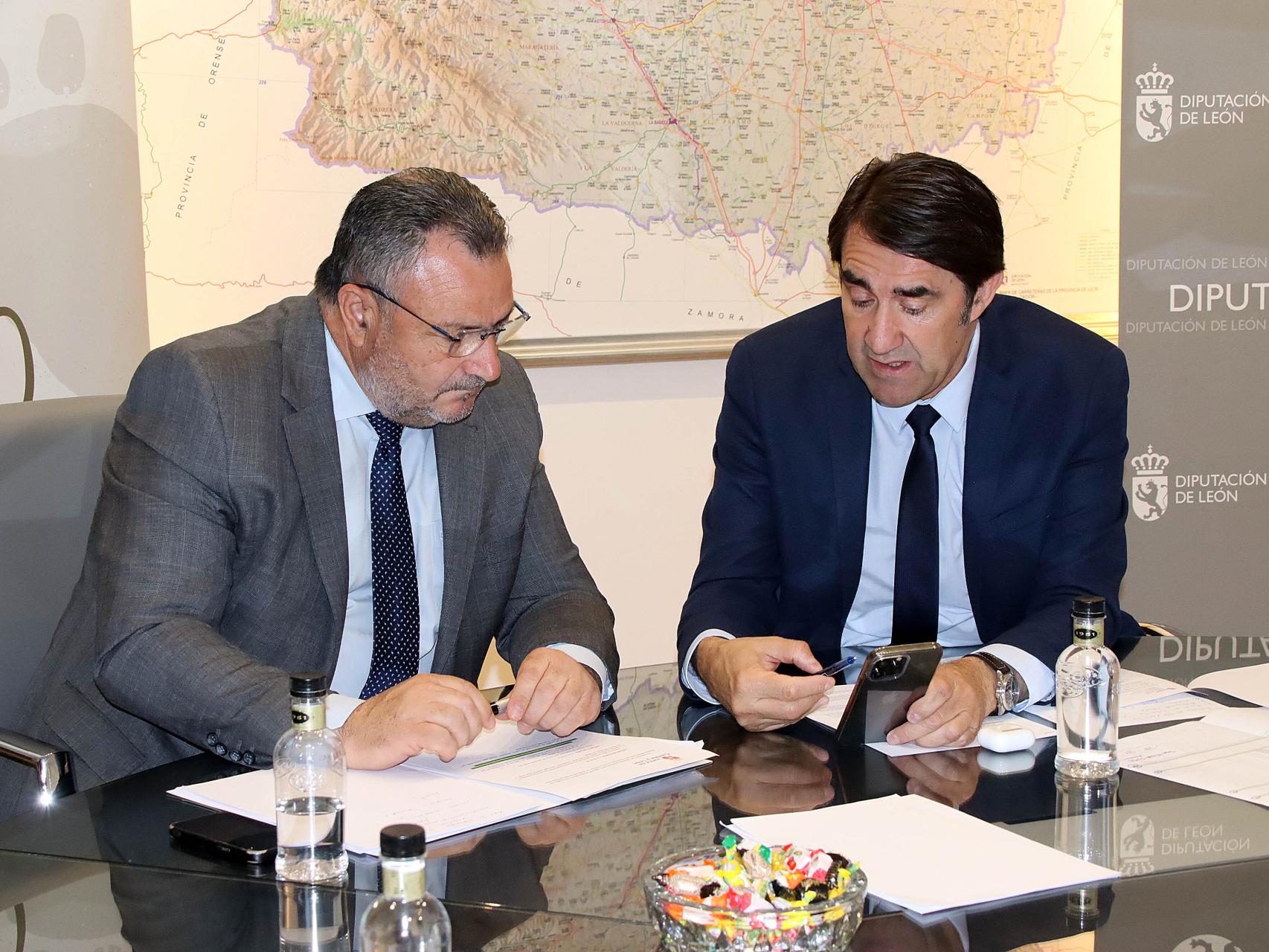 El consejero de Medio Ambiente, Juan Carlos Suárez-Quiñones, durante su reunión de trabajo con el presidente de la Diputación de León, Eduardo Morán, este viernes.