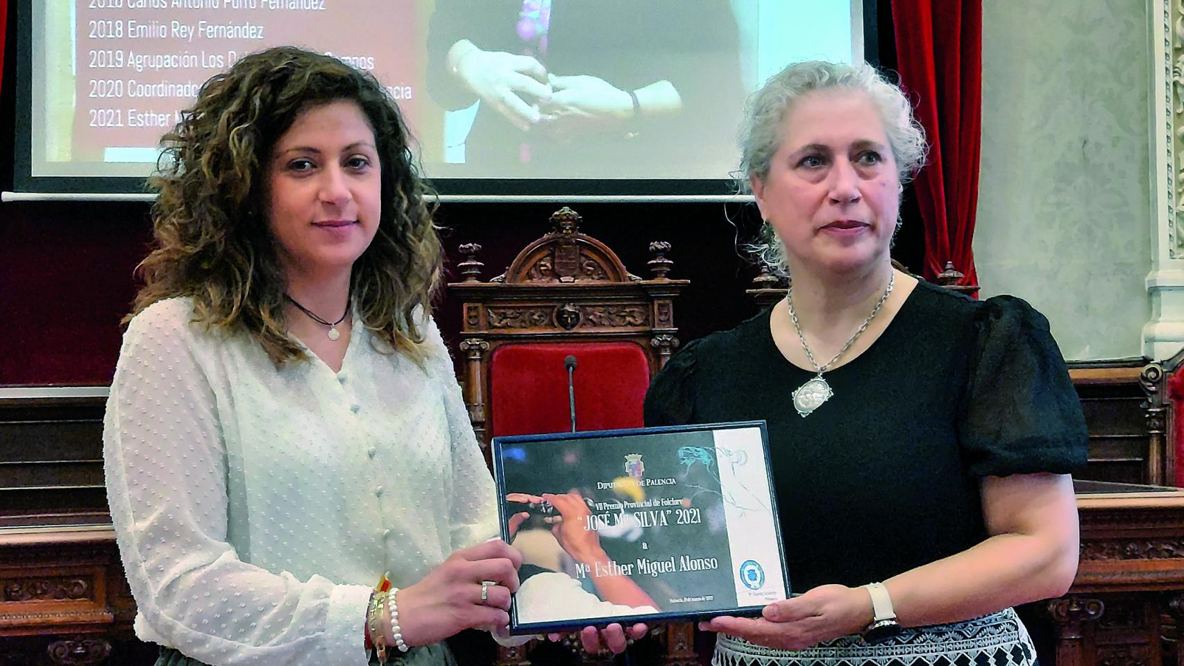 Esther Miguel Alonso recibe de manos de la diputada provincial del Área de Cultura de la Diputación de Palencia, Carolina Valbuena, el VII Premio Provincial de Folclore 'José María Silva'
