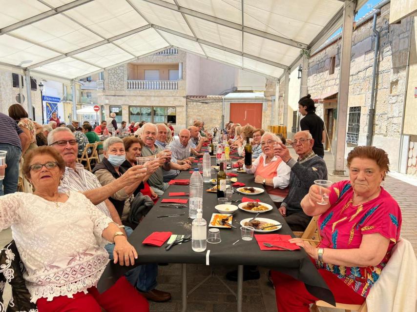 Comida en el Día de los Mayores de las fiestas de Villamayor