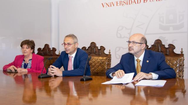 Josefa García Barrado, secretaria general; Ricardo Rivero, rector; vicerrector de Ordenación Académica y Profesorado, David Díez